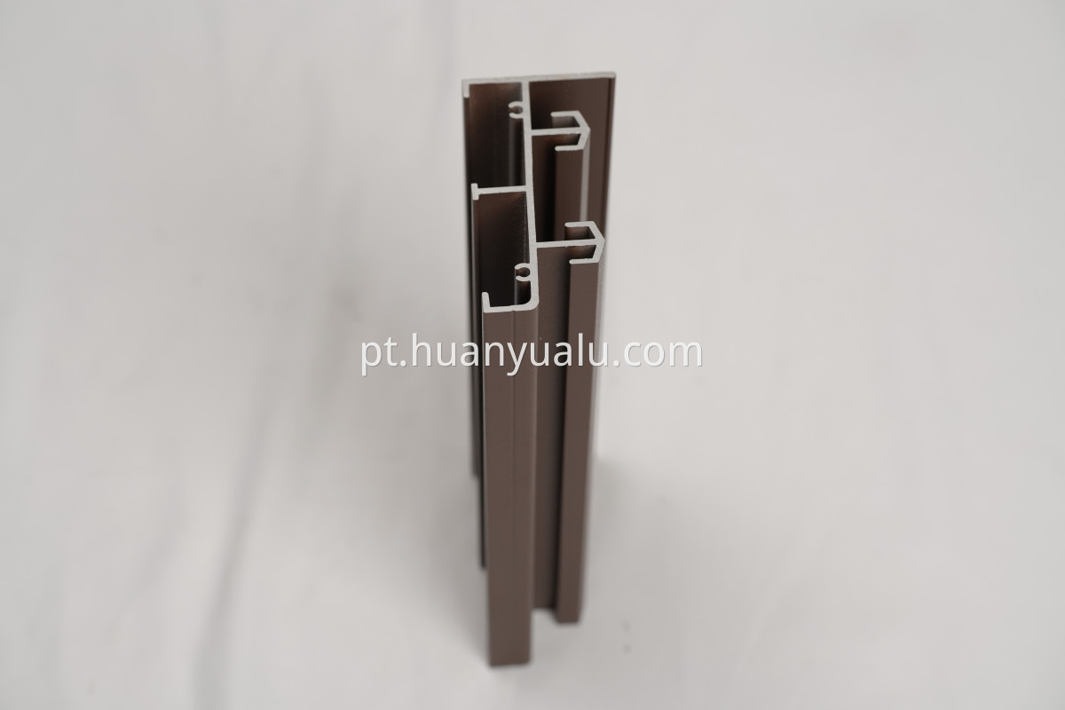 Perfis de porta e janela pintadas por spray Spray painted door and window profiles